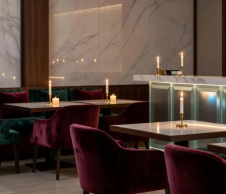 Luxus étterem designer enteriőrrel, gyertyafényes asztalokkal és elegáns esti hangulattal.