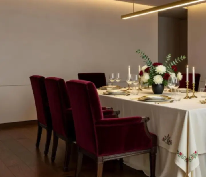 Diszkrét, elegáns privát étkező Budapest belvárosában, gyertyafényes asztalokkal.